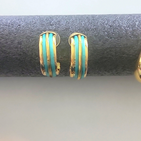 Bundle of 6 Goldtone Earrings - Picture 5 of 8